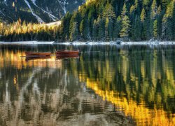 Łódki na jeziorze Pragser Wildsee w Południowym Tyrolu we Włoszech