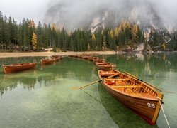 Łódki na jeziorze Pragser Wildsee we Włoszech