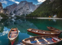 Włochy, Dolomity, Tyrol Południowy, Jezioro Pragser Wildsee, Góra Seekofel, Drzewa, Łódki