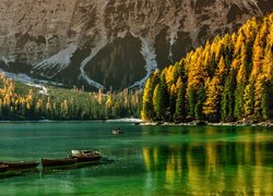 Łódki na jeziorze Pragser Wildsee