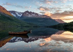 Łódki na jeziorze w norweskim parku Innerdalen