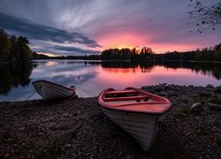 Jezioro, Łódki, Las, Drzewa, Kamienie, Zachód słońca