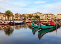 Łódki na kanale w mieście Aveiro