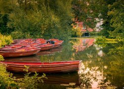 Łódki na rzece Stour przy młynie wodnym Flatford Mill