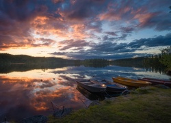 Norwegia, Ringerike, Zachód słońca, Jezioro, Łódki, Drzewa