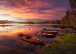 Łódki nad jeziorem o zachodzie słońca