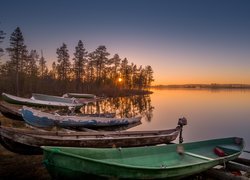 Finlandia, Park Narodowy Pallas-Yllästunturi, jezioro Pallasjärvi,  Zachód słońca, Drzewa, Łódki