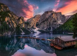 Włochy, Jezioro Pragser Wildsee, Lago di Braies, Góry Dolomity, Pomost, Drewniany, Domek, Łódki, Zachód słońca, Chmury