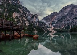 Włochy, Jezioro, Pragser Wildsee, Lago di Braies, Góry, Dolomity, Pomost, Łódki, Chmury