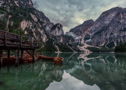 Łódki obok pomostu na jeziorze Pragser Wildsee w Dolomitach