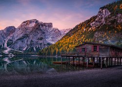 Jezioro, Pragser Wildsee, Poranek, Lago di Braies, Góry, Dolomity, Pomost, Dom, Łodzie, Włochy