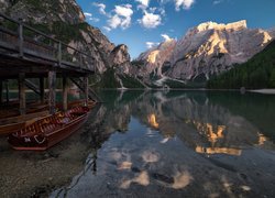 Łódki pod pomostem nad jeziorem Pragser Wildsee