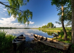 Łódki przy brzegu rzeki w obwodzie witebskim na Białorusi
