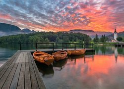 Łódki przy pomoście na jeziorze Bohinj w Słowenii