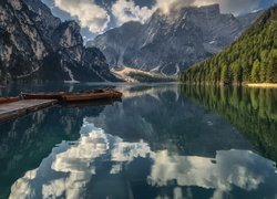 Jezioro Pragser Wildsee, Lago di Braies, Góry, Dolomity, Drzewa, Pomost, Łódki, Chmury, Odbicie, Włochy