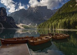 Łódki przy pomoście na jeziorze Pragser Wildsee