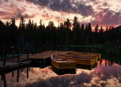 Stany Zjednoczone, Kalifornia, Mammoth Lakes, Wzgórza, Drzewa, Jezioro, Pomost, Łódki, Odbicie, Zachód słońca