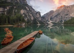 Włochy, Jezioro Pragser Wildsee, Lago di Braies, Góry, Dolomity, Pomost, Łódki