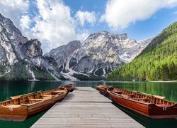 Jezioro Pragser Wildsee, Lago di Braies, Góry, Dolomity, Łódki, Pomost, Lasy, Południowy Tyrol, Włochy