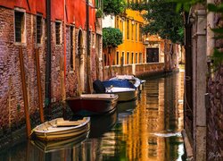 Łódki zacumowane obok domów na kanale w Wenecji
