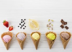 Lody w rożkach o różnych smakach