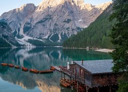 Włochy, Południowy Tyrol, Góry Dolomity, Jezioro Pragser Wildsee, Drewniany, Dom, Łódki