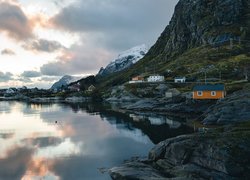 Lofoty i domki na skałach w Norwegii