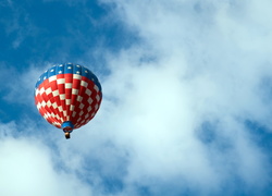 Lot balonu w chmurach