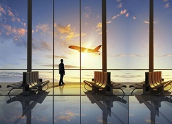 Lotnisko i mężczyzna obserwujący samolot