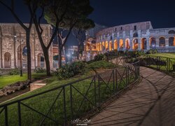 Łuk Konstantyna Wielkiego i Koloseum w Rzymie nocą