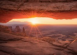 Stany Zjednoczone, Stan Utah, Park Narodowy Canyonlands, Łuk Mesa Arch, Skały, Promienie słońca