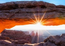Łuk Mesa Arch w słonecznych promieniach