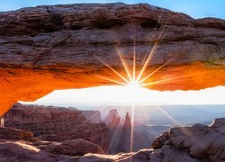 Skały, Łuk, Mesa Arch, Park Narodowy Canyonlands, Promienie słońca, Wschód słońca, Stan Utah, Stany Zjednoczone