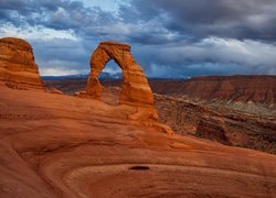 Chmury, Kanion, Skały, Łuk Delicate Arch, Park Narodowy Arches, Utah, Stany Zjednoczone