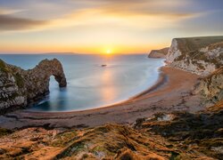 Łuk skalny Durdle Door i plaża na Wybrzeżu Jurajskim w hrabstwie Dorset