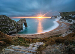 Łuk skalny Durdle Door na Wybrzeżu Jurajskim o zachodzie słońca