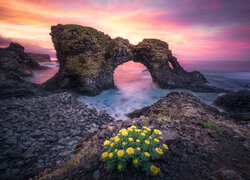 Łuk skalny Gatklettur na wybrzeżu Islandii