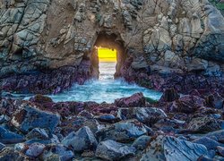 Plaża Pfeiffer Beach, Morze, Skała, Łuk Keyhole Rock, Kamienie, Stan Kalifornia, Stany Zjednoczone