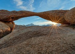 Skały, Łuk skalny, Lathe Arch, Góry, Słońce, Alabama Hills, Kalifornia, Stany Zjednoczone