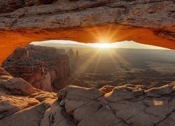 Stany Zjednoczone, Stan Utah, Park Narodowy Canyonlands, Łuk Mesa Arch, Skały, Kanion, Promienie Słońca