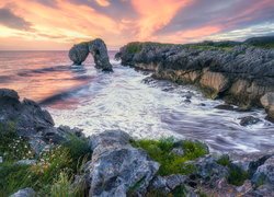 Wschód słońca, Morze, Łuk skalny, Skały, Playa de La Huelga, Villahormes, Asturia, Hiszpania