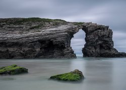 Hiszpania, Galicja, Prowincja Lugo, Gminna Ribadeo, Plaża As Catedrais, Ocean Atlantycki, Morze, Skała, Łuk, Skalny, Głazy, Mech