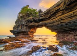 Łuk skalny w Tanah Lot na wyspie Bali