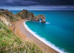 Anglia, Hrabstwo Dorset, Morze, Wybrzeże Jurajskie, Skała, Łuk wapienny, Durdle Door, Chmury, Trawy
