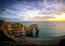 Anglia, Hrabstwo Dorset, Wybrzeże Jurajskie, Łuk wapienny Durdle Door, Kanał La Manche, Morze, Wschód słońca, Chmury, Skała