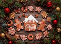 Lukrowane pierniczki w świątecznej dekoracji z gałązkami i ozdobami