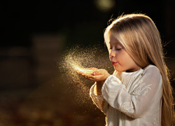 Magiczny pył w rękach małej dziewczynki