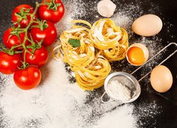 Makaron i pomidory obok jajek i wałka