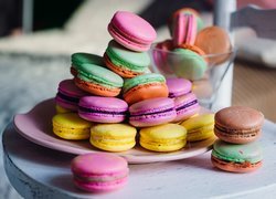 Ciastka, Kolorowe, Makaroniki, Talerz, Stolik
