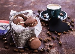 Makaroniki w pudełku obok filiżanki kawy